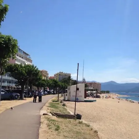 Ajaccio magnifique T2 40m2 centre ville vue mer au bord de la plage neuf 5 personnes Clim wifi balcon parking privé fermé Extérieur photo